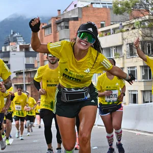 Grupo de participantes corriendo por las calles de Bogotá