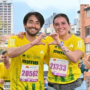 Corredores sonrientes a mitad de la carrera