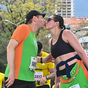 Corredores besándose a mitad de la carrera