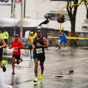 Grupo de corredores bajo la lluvia