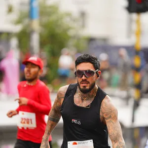 mateo carvajal corriendo la media maratón de bogota