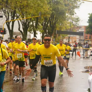 Corredores en una zona arbolada