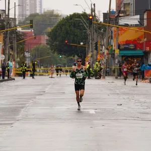 Corredor avanzando por una calle histórica