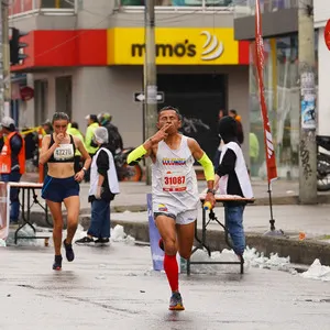 Corredores atravesando un punto de hidratación