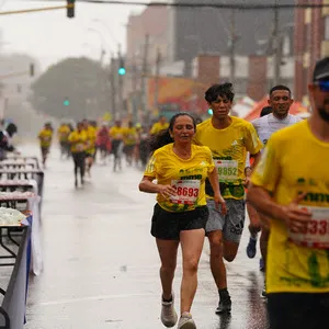 Grupo de corredores pasando por un punto de hidratación