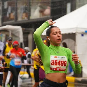 Atleta refrescándose en carrera