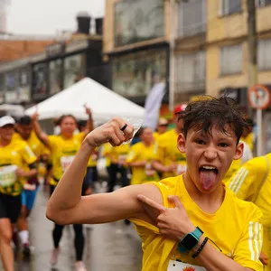 Joven corriendo la carrera emocionado