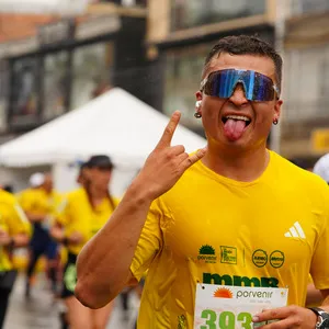 Atleta cumpliendo sueños en el asfalto