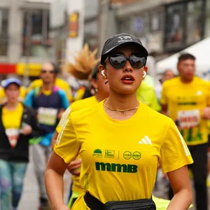 Atleta con camiseta oficial de la carrera