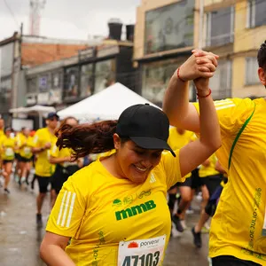 Corredores avanzando con las manos cogidas