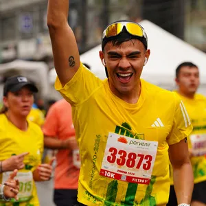 Atleta mostrando orgullo con su camiseta de competencia