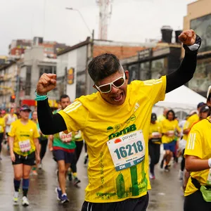 Atleta corriendo la ruta media maratón de Bogotá