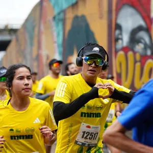 Grupo de corredores concentrados en la ruta