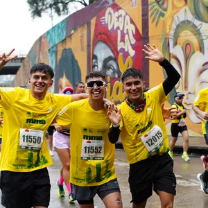 Tres amigos corriendo en grupo maratones en Colombia