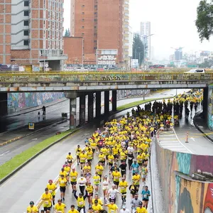 Corredores avanzando en una bajada