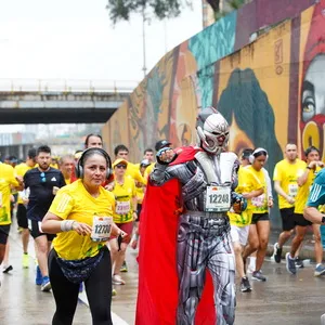 Atleta corriendo junto a un amigo