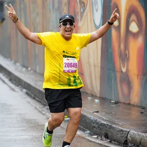 Participante celebrando su logro en tramo medio de carrera