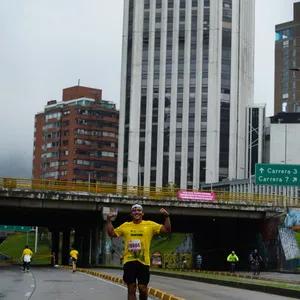 Atleta pasando por la Torre Colpatria en carrera de ruta