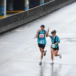 Atletas corriendo cogidos de la mano en la meta de atletismo