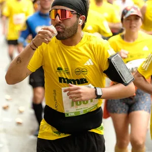 Corredor hidratándose en la media maratón Bogotá