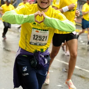 Atleta mostrando orgullo por su logro