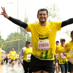 Corredor disfrutando del paisaje urbano de Bogotá en la media maratón