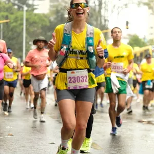 Participante corriendo con alegría media maratón de Bogotá recorrido