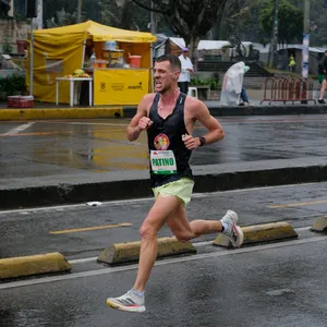 Participante en pleno esfuerzo media maratón Bogotá