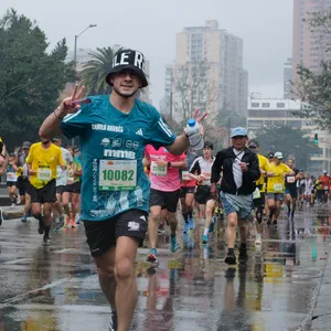 Participante corriendo con determinación en una cuesta