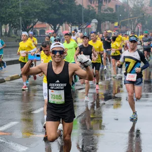 Atleta cruzando un punto de referencia en la ciudad