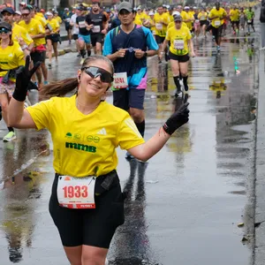 Participante corriendo con expresión de alegría en carrera organizada por Correcaminos de Colombia