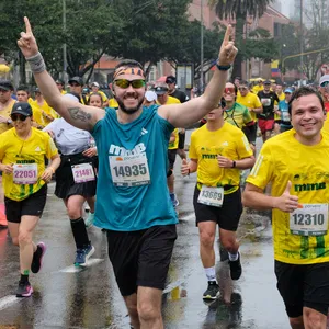 Grupo de amigos corriendo y sonriendo