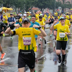 Corredores avanzando con energía por una avenida