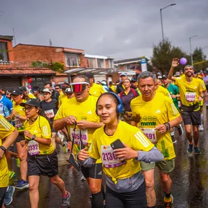 Grupo de corredores en una zona urbana