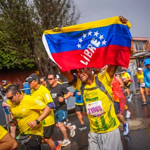 Corredor con bandera de Colombia