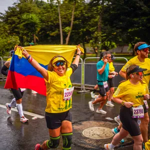 Atleta corriendo con una sonrisa de satisfacción