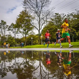 Participante corriendo con un charco en el piso