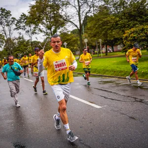 Atletas compartiendo la experiencia de la media maratón de Bogotá