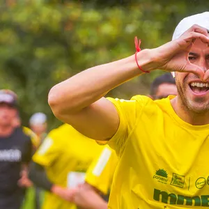 Participante saludando a la cámara durante la carrera