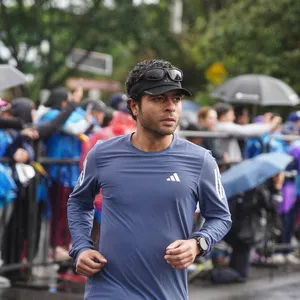 Participante avanzando con fuerza en la media maratón