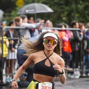 Mujer en la media maratón de Bogotá recorrido