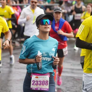 Atleta concentrada en mantener el ritmo en la media maratón