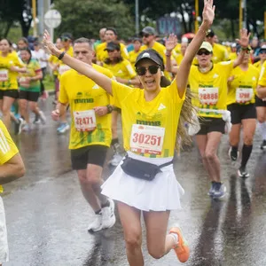 Atleta feliz corriendo con tutu