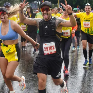 Atleta levantando los brazos en señal de logro mmB 2024