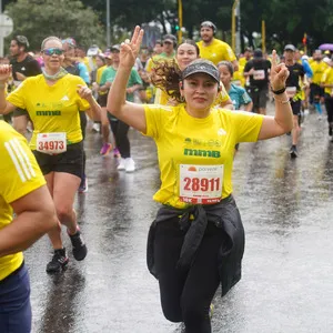 Mujer levantando los brazos en señal de logro