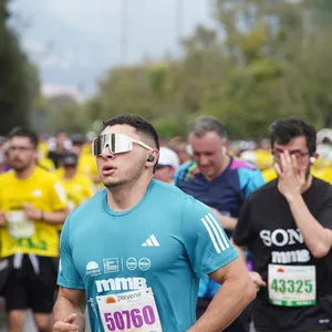 Joven corriendo la carrera atlética