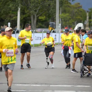 Participantes corriendo con expresión de esfuerzo