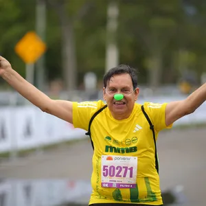 Atleta levantando los brazos en señal de victoria