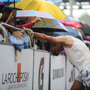 Participante tomando un respiro al final de la carrera