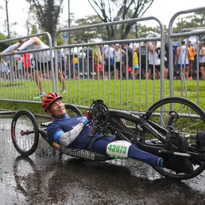 Atleta en condición de discapacidad corriendo la mmB